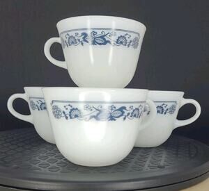 Pyrex Corelle Old Town Blue Onion Milk Glass Coffee / Tea Cup /Mugs lot of 4